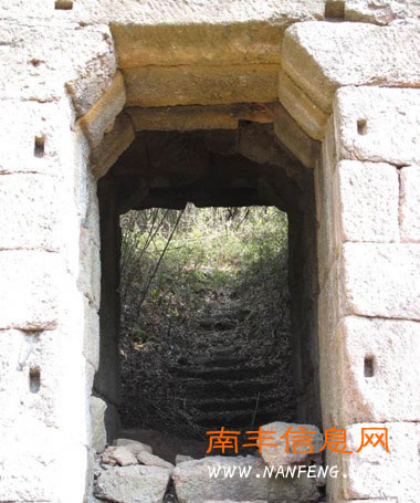 驴友南丰探险意外发现“土匪寨” 传说建于清代