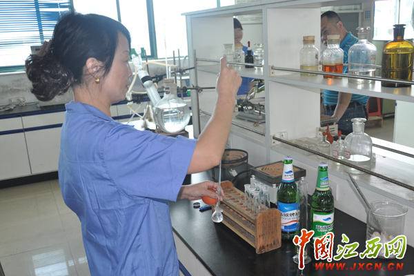食品安全在基层 走进江西蓝欣啤酒