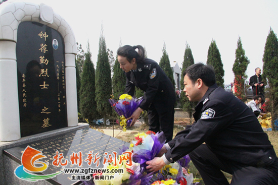 南丰县公安民警向维和英烈钟荐勤献花
