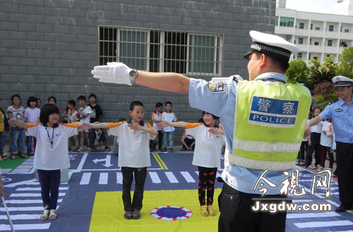 南丰培养“小交警” 普及交通安全知识