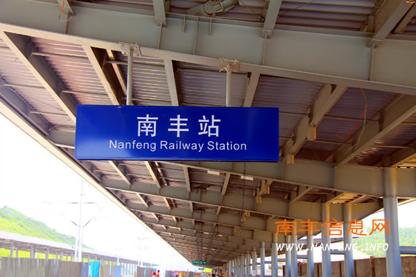 昌福铁路(向莆铁路)高速动车组闪过南丰
