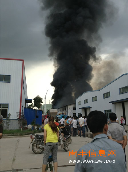 南丰工业园区厂房起大火 消防扑救4小时