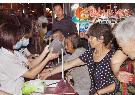 南丰县医疗卫生部门的党员志愿者送健康