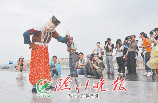 南丰石邮傩舞表演赢得游客满堂喝彩