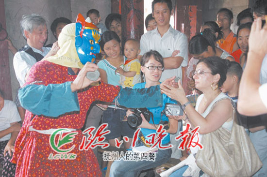 南丰石邮傩舞表演赢得游客满堂喝彩