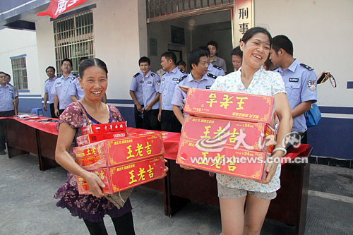 南丰县公安局昨召开退赃大会 财物失而复得笑开颜