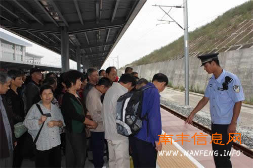向莆铁路开通 南丰火车站铁警加大警力做好安保工作