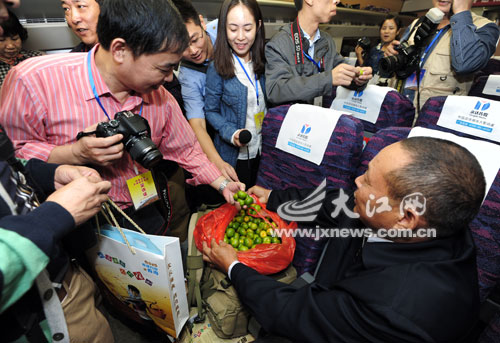 南丰60岁果农动车上推介南丰蜜桔