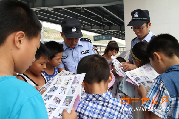 向莆铁路开通在即 铁路民警圆孩子“铁路梦”