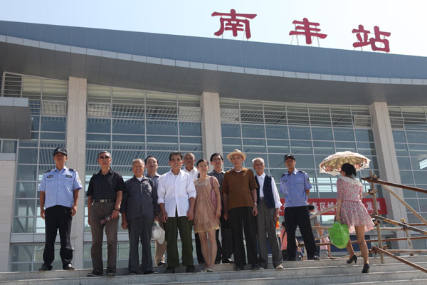 南丰县人民法院重阳节组织老干部观赏城市新风貌