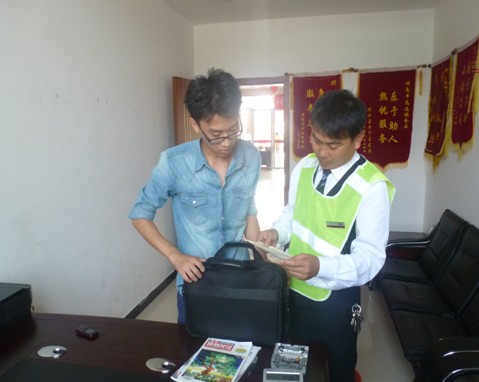 南丰高速服务区党员拾金不昧受赞扬