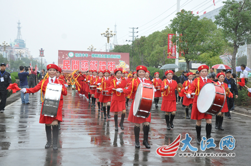 展现蜜桔文化 南丰举行傩神送吉暨妆迎祈福民俗踩街活动
