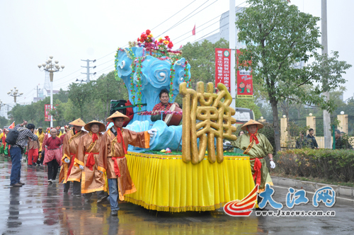 展现蜜桔文化 南丰举行傩神送吉暨妆迎祈福民俗踩街活动