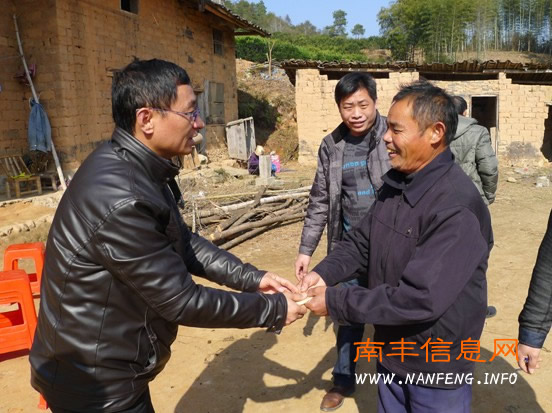 南丰国土局工作组走访慰问老党员和困难群众