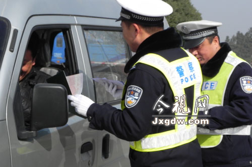 南丰交警为留守农民工送安全
