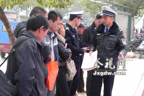 南丰交警为留守农民工送安全