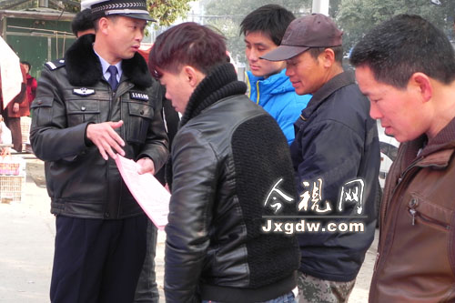 南丰交警为留守农民工送安全