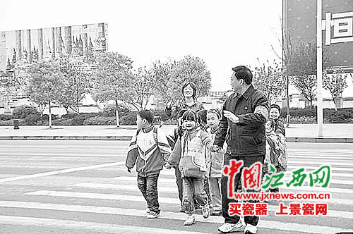 南丰“银发护学队”护航学生安全出行