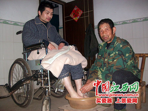南丰一老汉照顾截瘫儿子8年:“孩子,我就是你的腿”