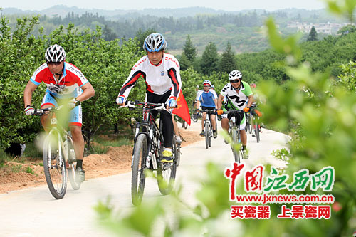 两百车友19日南丰醉闻“橘花香” 单车骑行观必上乐园至前湖庄园