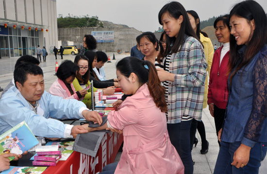 南丰县人口计生委开展“情暖流动人口，关爱妇女儿童”活动