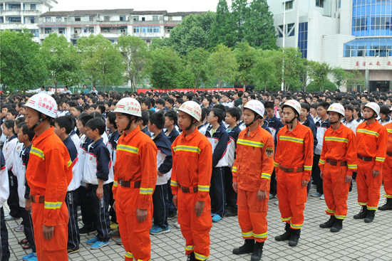 南丰县开展“5.12防灾减灾日”学生紧急疏散演练活动