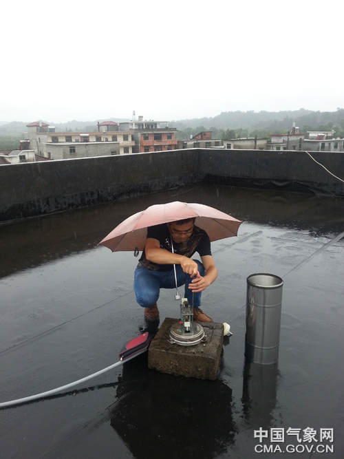 南丰气象人员冒雨抢修区域自动气象站