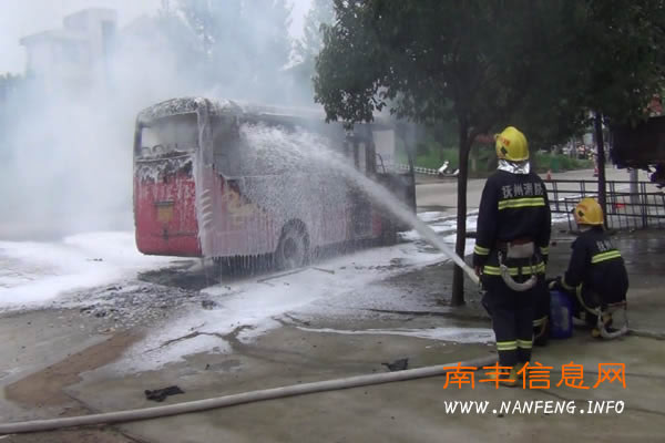 南丰太和客车不慎着火所幸无人伤亡 消防成功扑救
