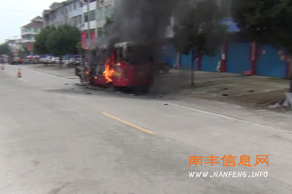 南丰太和客车不慎着火所幸无人伤亡 消防成功扑救