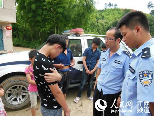 险! 南丰四名少年溜上铁路与动车合影