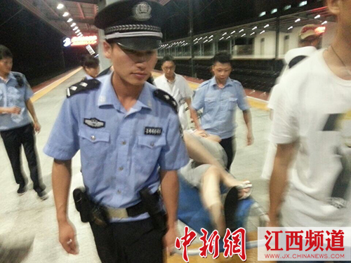 旅客动车上突发疾病 南丰铁警伸援手救助
