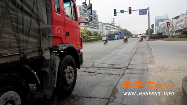 交通标志线模糊不清埋隐患 南丰市民盼尽快更新维护