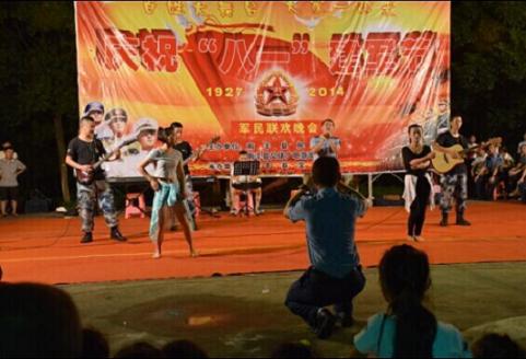 南丰县举办“八一”军民联欢晚会