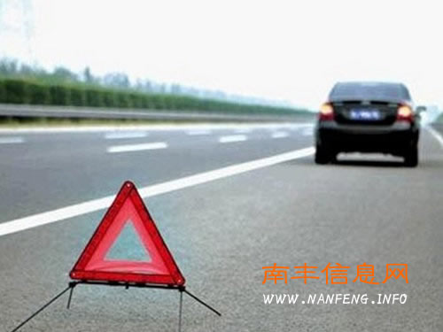 南丰籍驾驶员驾驶重型货车追尾 副驾驶室乘客身受重伤