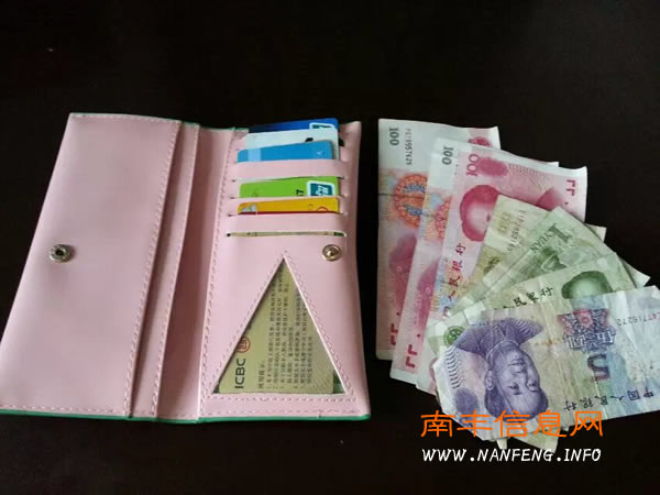 南丰顾客粗心钱包落在咖啡店 服务员拾金不昧风格高尚