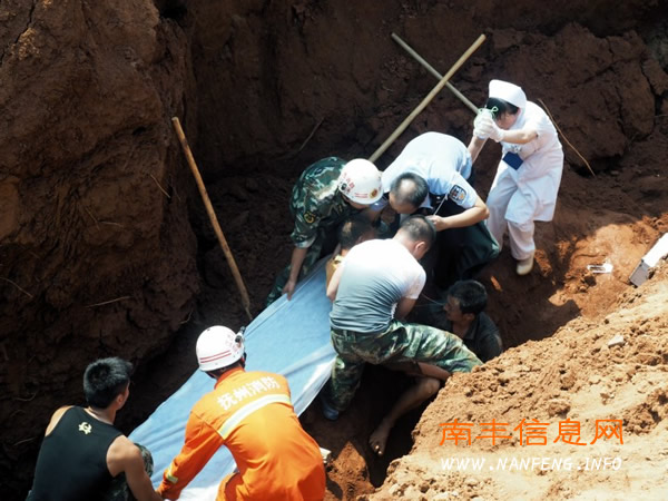南丰莱溪派出所民警成功营救被埋民工