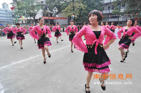 南丰“社区大妈” 展才艺 迎国庆