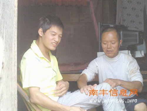 南丰县90后残疾男生自强不息读完大专 渴望找份工作治好双腿