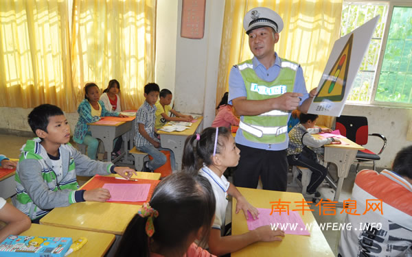南丰县交警大队开展“交通安全知识进校园”宣传活动