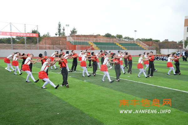 南丰县举行校园集体舞比赛