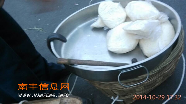 南丰街头挑担卖麦芽糖 充满童年回忆的小零食