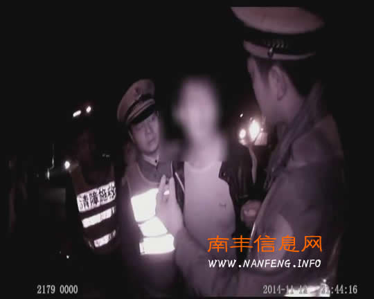南丰一男子携刀带枪毒驾被查 给交警塞钱求放行
