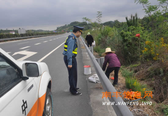 抚州高速路政支队六大队整治高速公路兜售南丰蜜桔行为