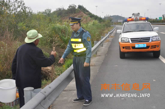 抚州高速路政支队六大队整治高速公路兜售南丰蜜桔行为