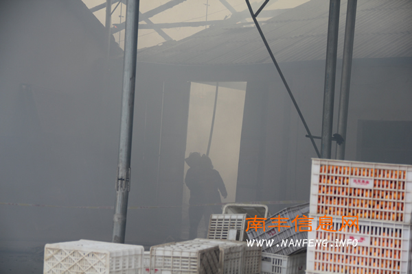 南丰县市山一仓库发生大火 两辆消防车前往救援