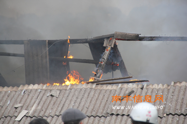 南丰县市山一仓库发生大火 两辆消防车前往救援