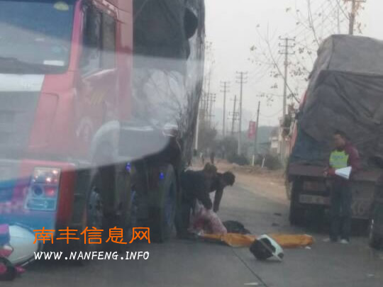 南丰县工业园区路口一骑电动车女子卷入大货车轮下身亡