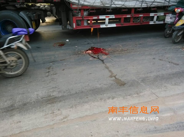 南丰县工业园区路口一骑电动车女子卷入大货车轮下身亡