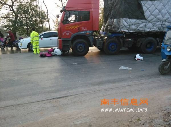 南丰县工业园区路口一骑电动车女子卷入大货车轮下身亡