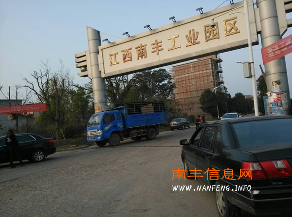 南丰县工业园区路口一骑电动车女子卷入大货车轮下身亡
